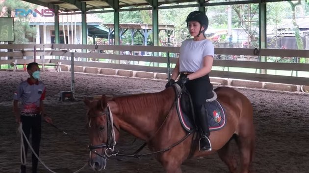 Portrait of Nagita Slavina's Fashion While Horseback Riding, One Set of Clothes More Expensive than a Motorbike