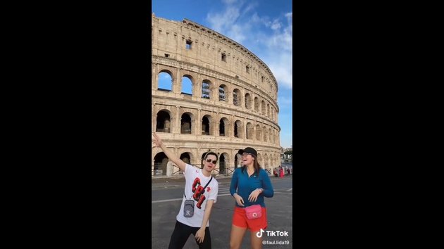 Portrait of Faul LIDA Traveling to Italy, Dancing Joyfully in Front of the Colosseum in Rome