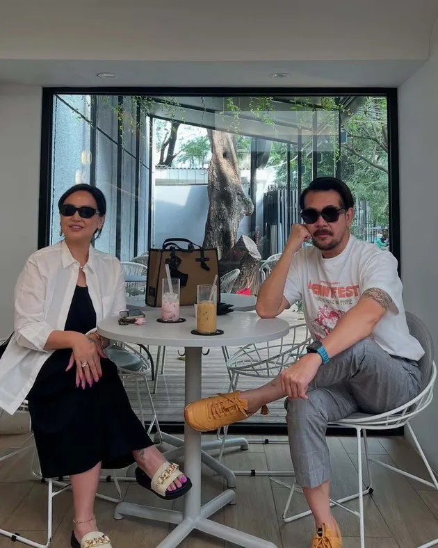 Ferry Salim Nongkrong di Cafe Bareng Istri