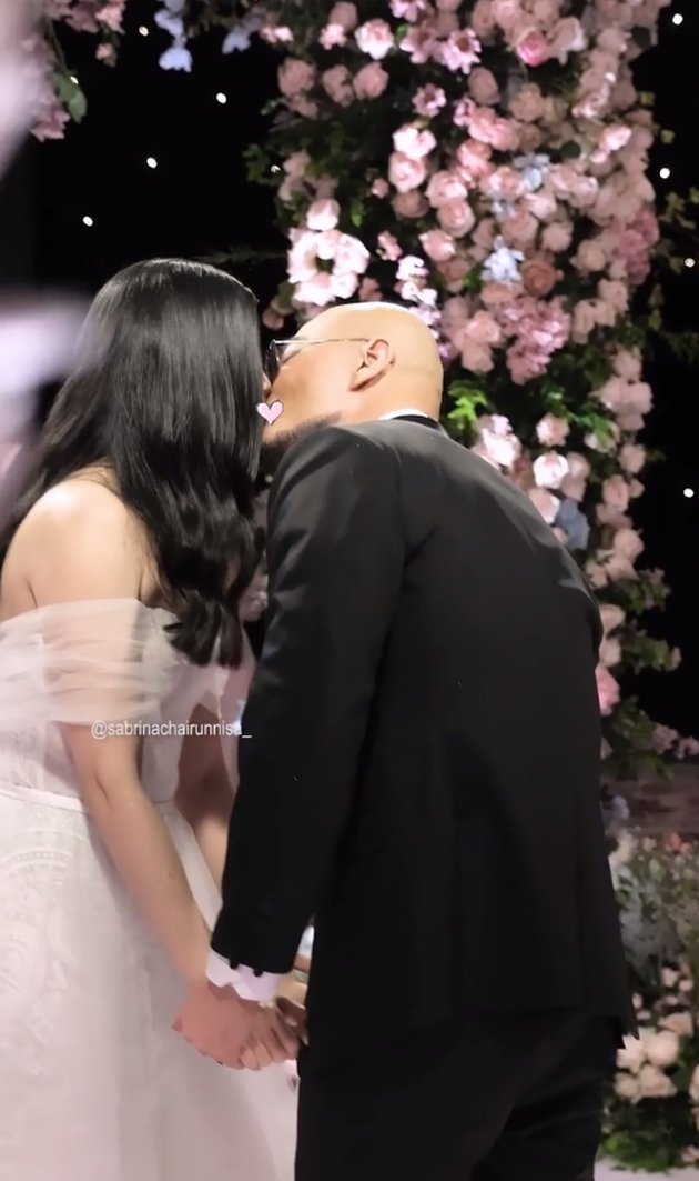 First Dance Portraits of Sabrina Chairunnisa's Wedding, Sweet Moments with Father - Deddy Corbuzier's Affectionate Kiss