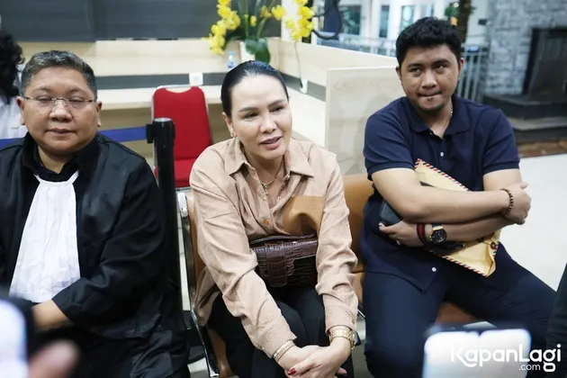 Fitri Salhuteru di Sidang Vadel Sebagai Saksi Melawan Nikita Mirzani