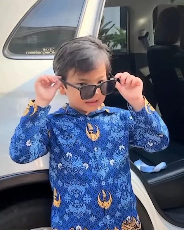 Gala Sky pakai kacamata hitam saat Cosplay Jadi PNS