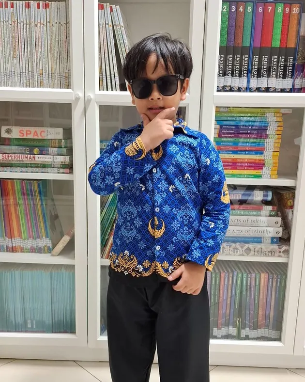Gala Sky Cosplay Jadi PNS di sekolah