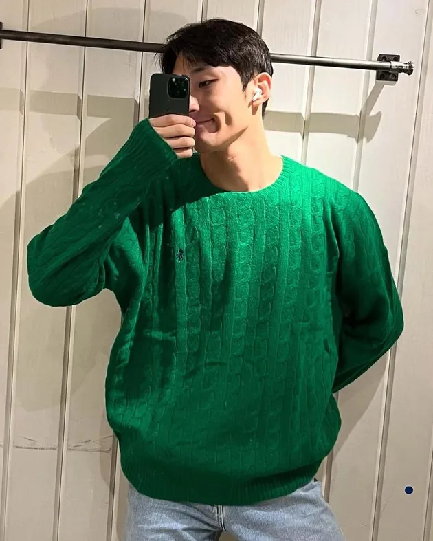 Bae Na Ra Mirror Selfie