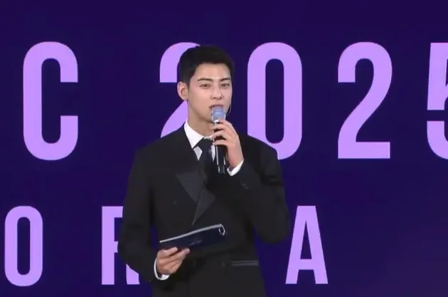 Cha Eun Woo tak pakai seragam tentara