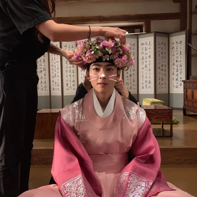 Cha Eun Woo Pakai Mahkota Bunga