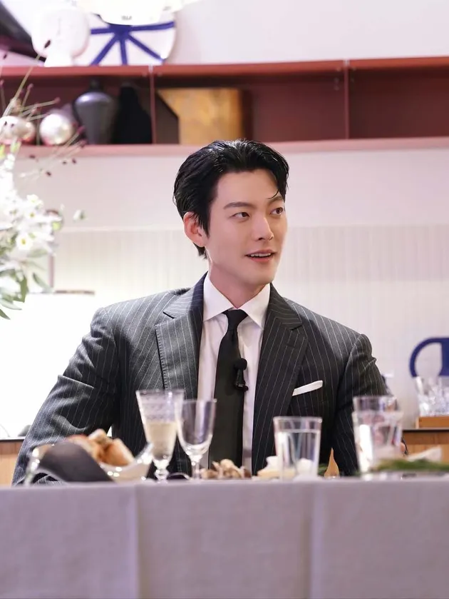 Lirikan Mata Kim Woo Bin