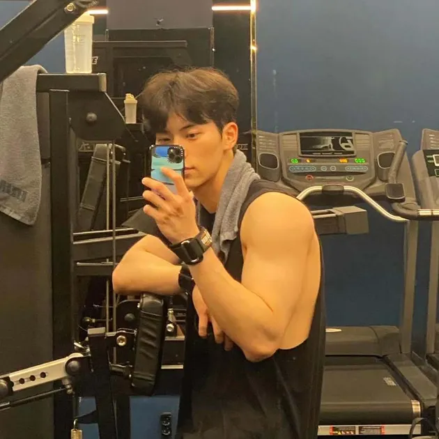 potret lee chae min saat gym pamer otot gede