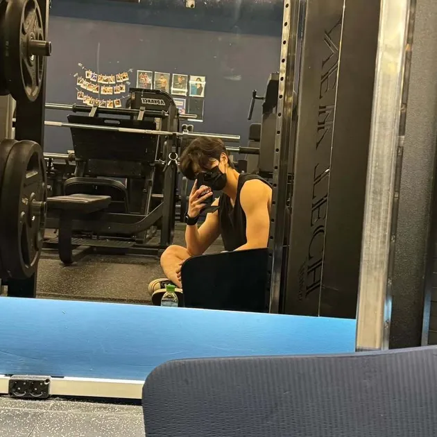 lee chae min saat gym pamer otot gede