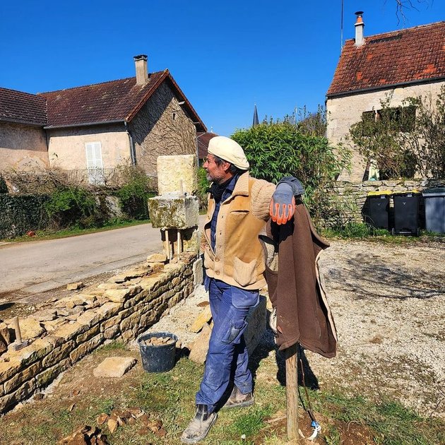 Handsome Portrait of Hamish Daud as a Builder in France, Captivating Netizens: Still Cool Even Carrying a Bucket