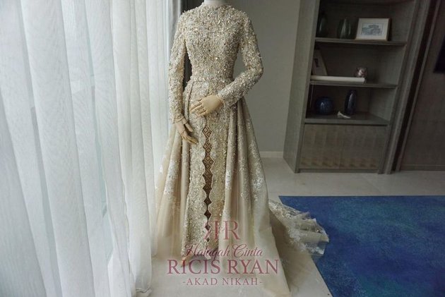 Portrait of Ria Ricis' Beautiful Wedding Dress that Makes People Astonished, Luxurious with a Golden Nuance - Embracing Palembang Tradition