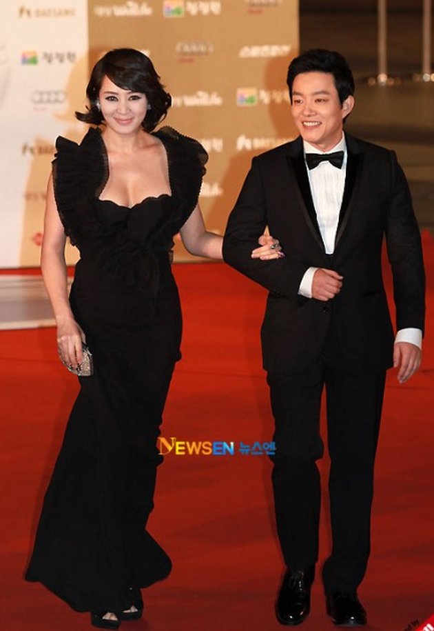 Kim Hye Soo's Gown Portraits at the Blue Dragon Awards from 2007 to 2022, Unchanging Face - Stepping Down After 30 Years as MC