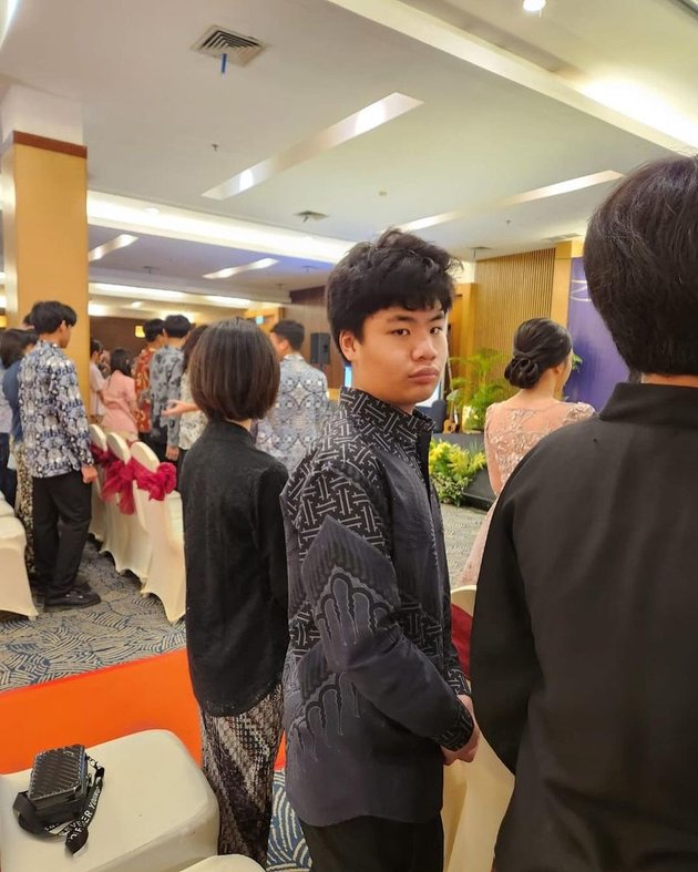 Portrait of Gavrel, Rieta Amilia's Son, Graduating and Making Mama Proud, Also Taking a Photo with Anies Baswedan