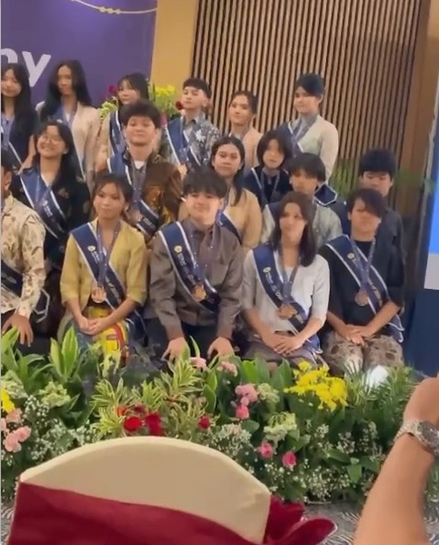 Portrait of Gavrel, Rieta Amilia's Son, Graduating and Making Mama Proud, Also Taking a Photo with Anies Baswedan