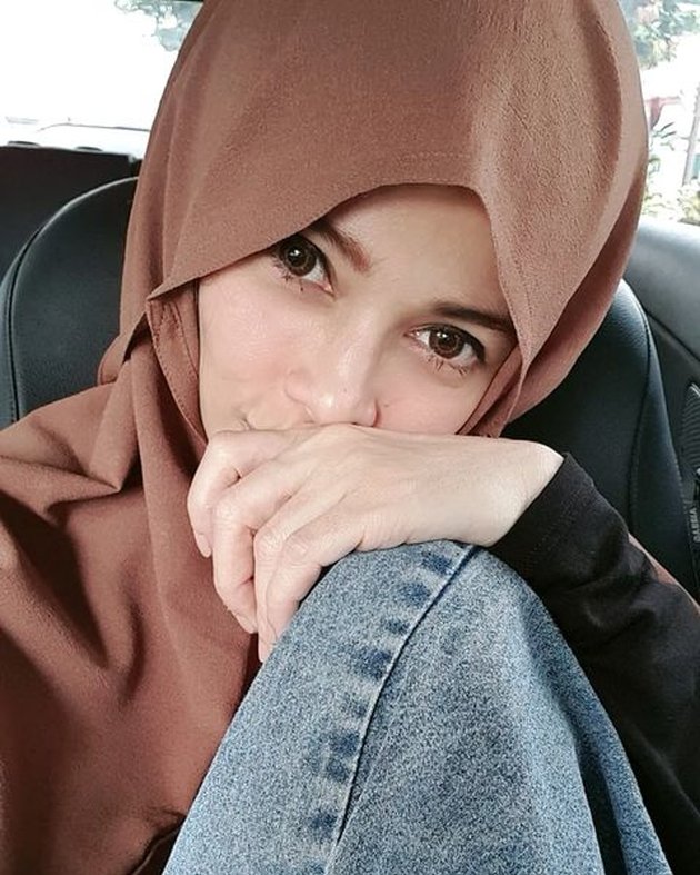 Portrait of Jihan Fahira's Hijab Style that Warms the Heart, Showcasing Timeless Beauty at 44 Years Old