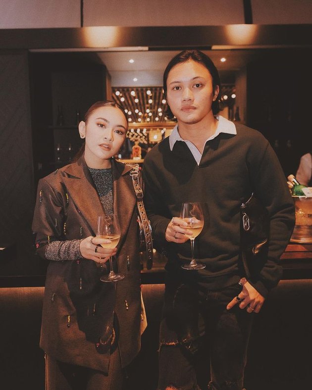 Portrait of Rizky Febian and Mahalini's Affectionate Dating Style Considered Overly Intimate by Netizens, Intimate Hug on Stage - Recording Studio