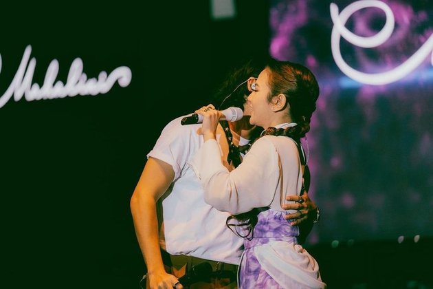 Portrait of Rizky Febian and Mahalini's Affectionate Dating Style Considered Overly Intimate by Netizens, Intimate Hug on Stage - Recording Studio