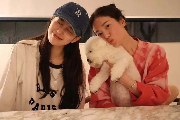 Gaya Santai Suzy Ketika Hangout