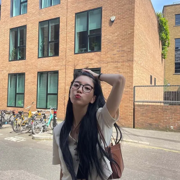 Gaya Santai Suzy Ketika Hangout