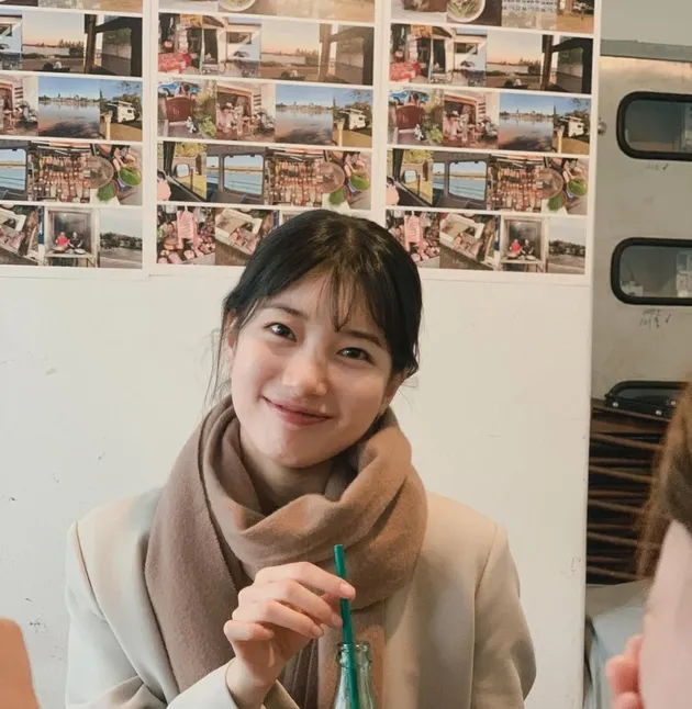 Gaya Santai Suzy Ketika Hangout