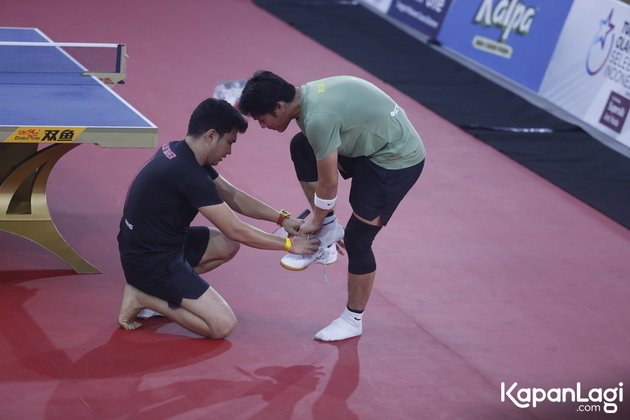 11 Photos of Rizky Billar and Aldi Taher Playing Table Tennis in Celebrity Sports Tournament, Sportsmanlike and Helping with Shoe