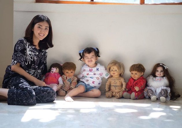 Adorable Portraits of Thania Putri Onsu Posing with a Doll, Human Baby-Sized - Netizens: Why So Scary