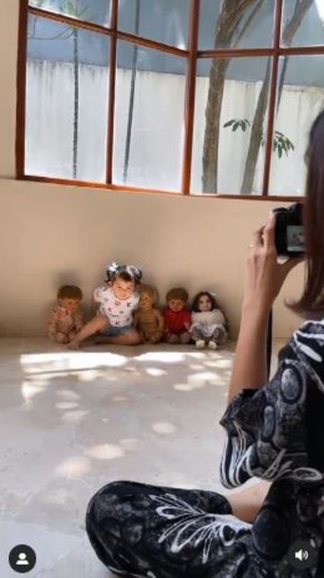 Adorable Portraits of Thania Putri Onsu Posing with a Doll, Human Baby-Sized - Netizens: Why So Scary