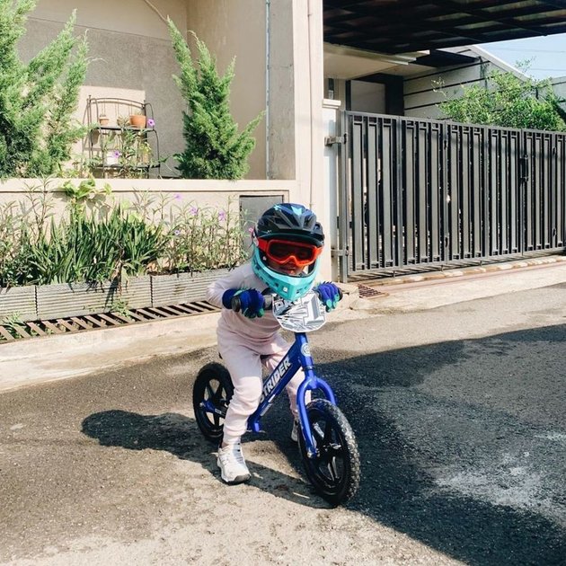 Pun dengan Sekala, anak Ayudya ing Slamet yang sepedaan dengan perlengkapan super lengkap.