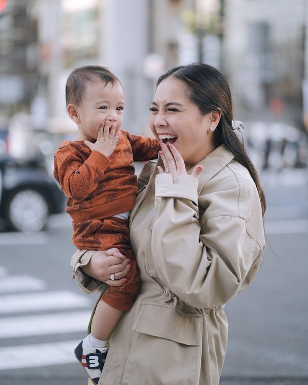 Adorable Moments of Rayyanza with Nagita Slavina in Japan, Netizens are More Amazed