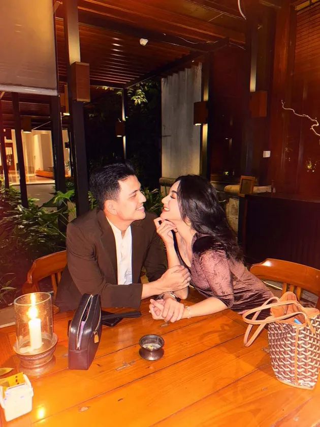 Glenca Chysara dan suami makan malam romantis