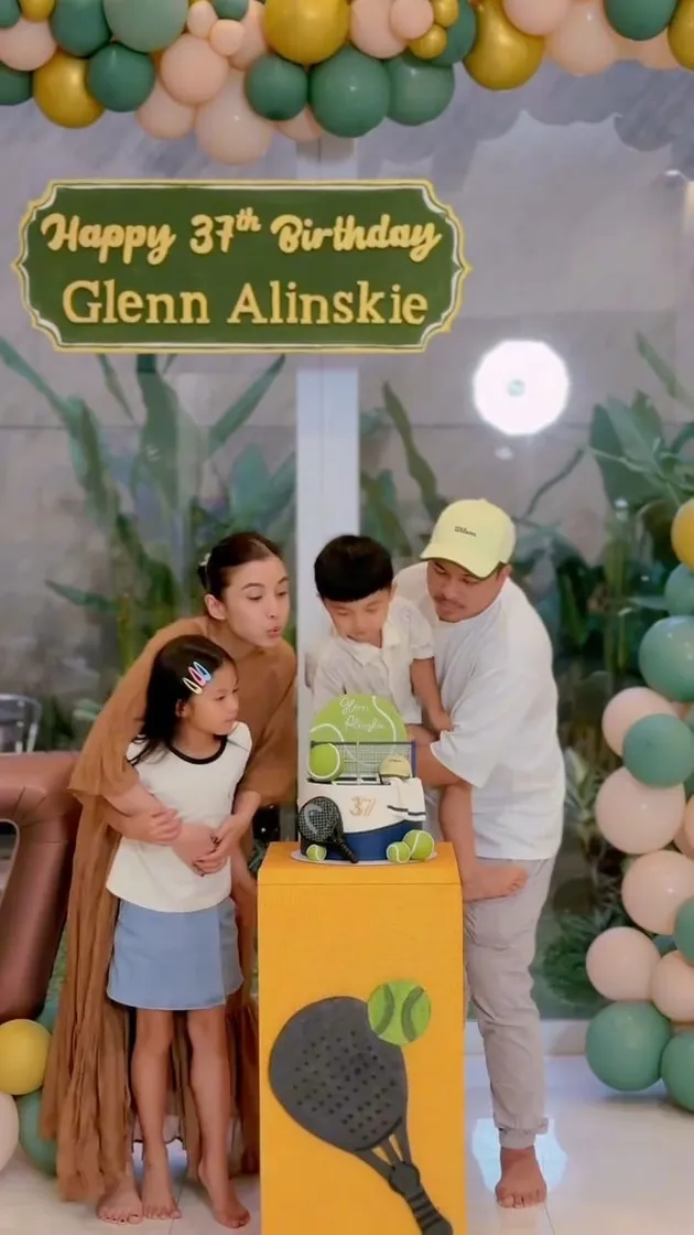 Glenn Alinskie tiup lilin bareng keluarga