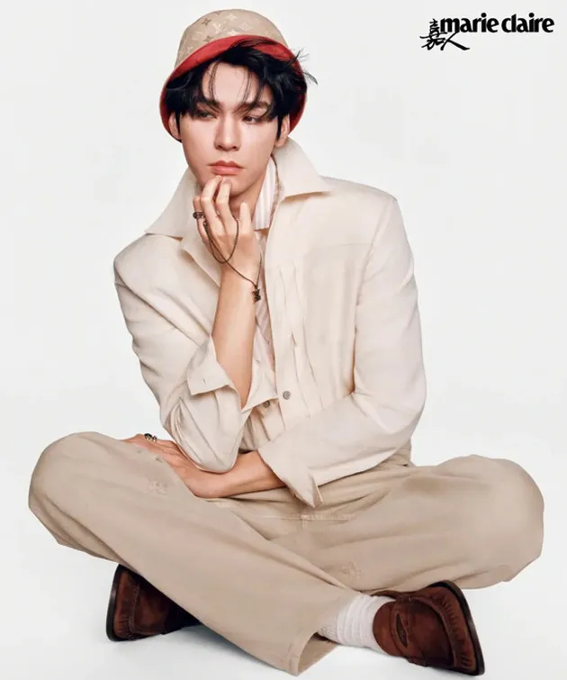 Pose Duduk Santai yang Karismatik