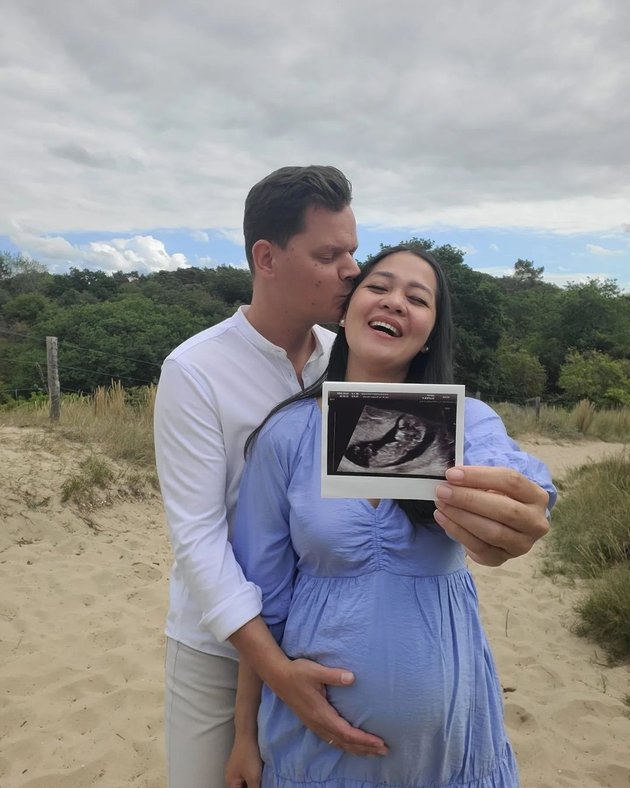 Portrait of Gracia Indri Announcing First Pregnancy, So Happy That the Belly Has Grown - Getting Closer with Her Husband