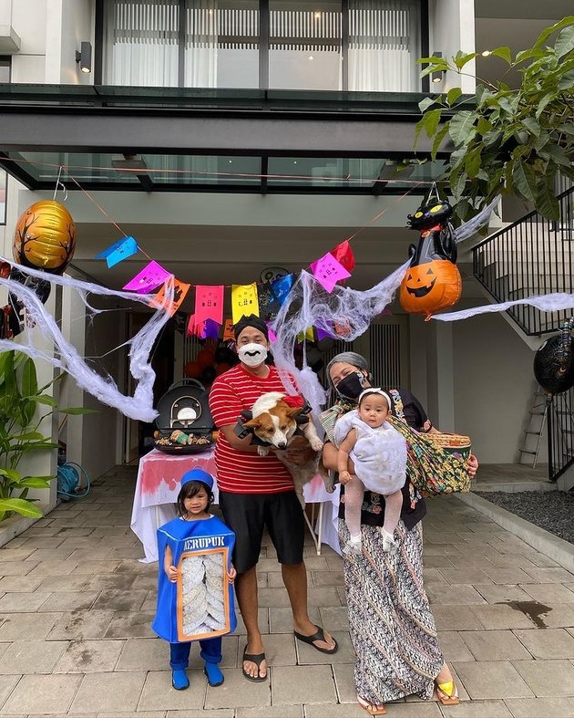 Caca Tengker dan keluarganya ikut meramaikan Halloween. Si kecil Ansara jadi kerupuk kaleng, nggemesin banget!