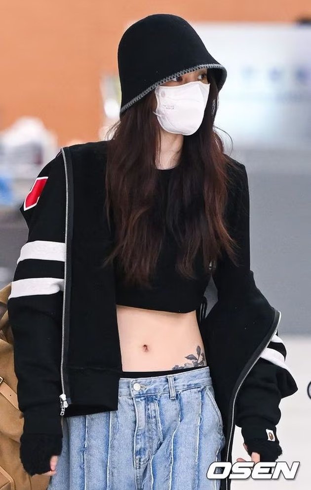 Han So Hee Shows Off Tattoo on Waist Again, Making Fans Excited - Uploads Apology for Not Greeting Fans