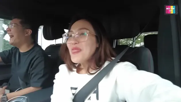 Potret Hangout Ayu Ting Ting dan Boy William