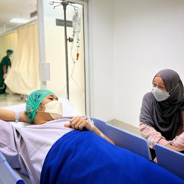 Portrait of Hanung Bramantyo Undergoing Nerve Entrapment Surgery, Zaskia Mecca and Her Mother Stayed Faithful