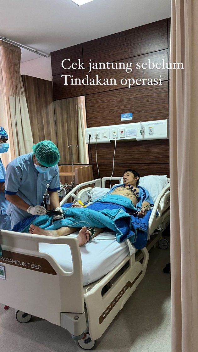 Portrait of Hanung Bramantyo Undergoing Nerve Entrapment Surgery, Zaskia Mecca and Her Mother Stayed Faithful