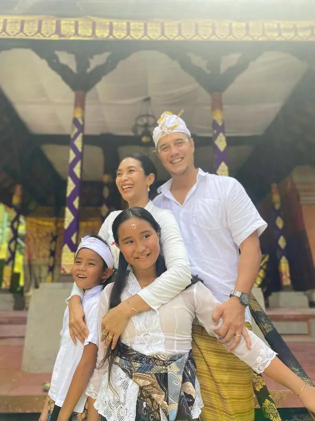 Tampil Serasi dalam Balutan Busana Putih