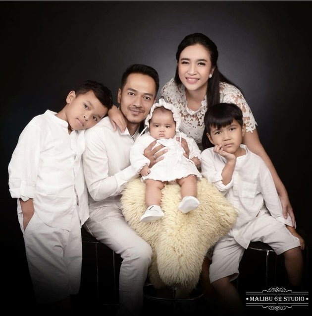 Portrait of Harmonious Adhietya Mukti with Wife and 3 Children, Handsome Musician who was Involved in Gisel's Scandalous Video