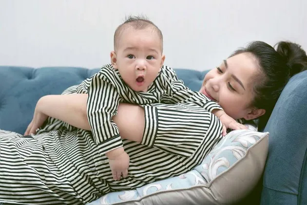 POTRET HARMONIS RAFFI, GIGI DAN BABY RAFATHAR KARYA RIO 