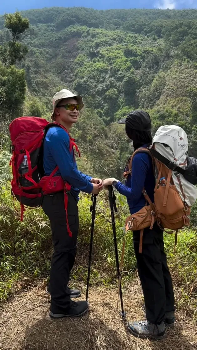 Potret Henny Rahman dan Alvin Faiz Naik Gunung Merbabu