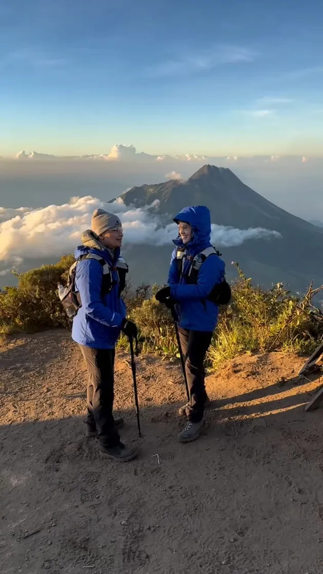 Potret Henny Rahman dan Alvin Faiz Naik Gunung Merbabu