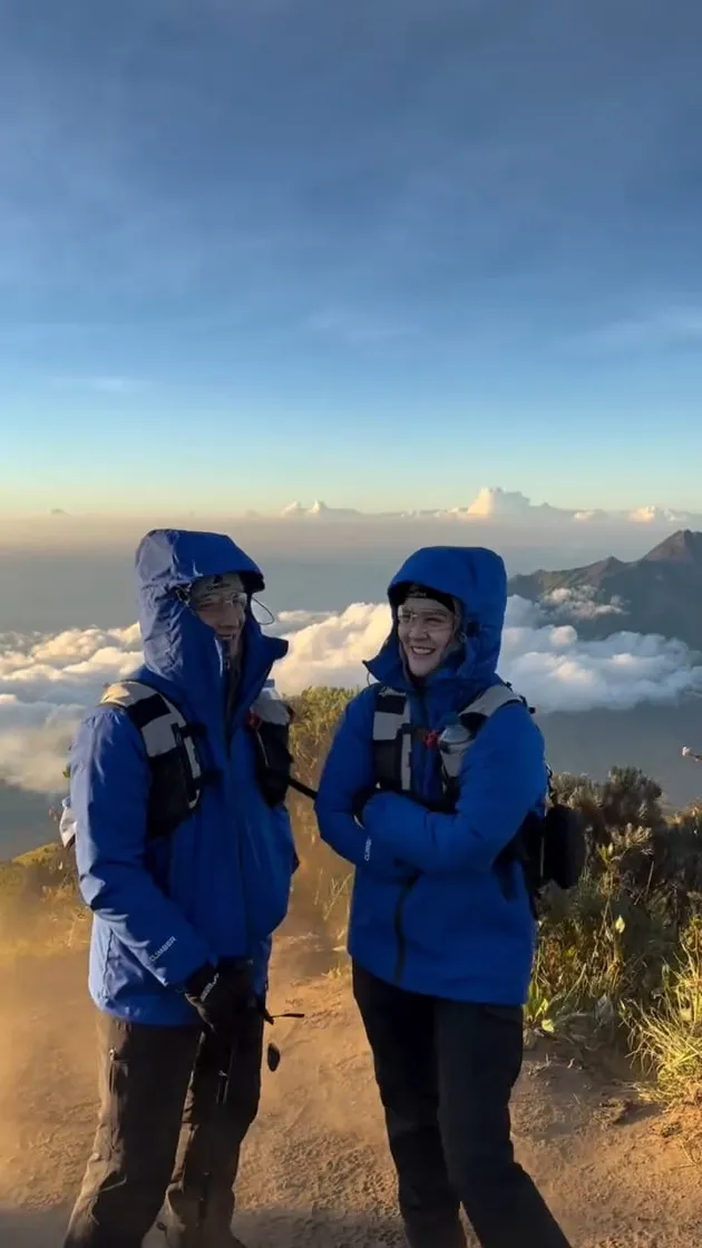 Potret Henny Rahman dan Alvin Faiz Naik Gunung Merbabu