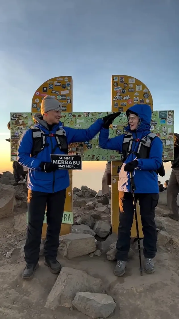 Potret Henny Rahman dan Alvin Faiz Naik Gunung Merbabu