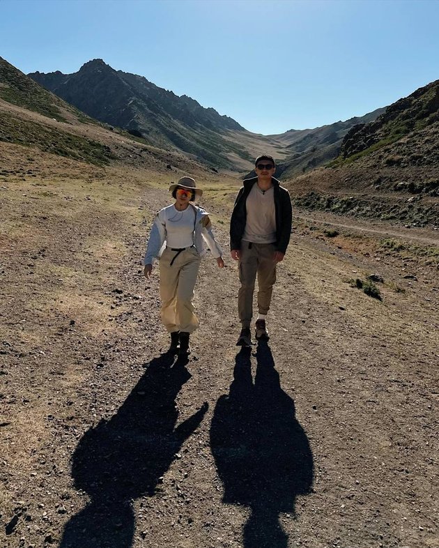 Portrait of Nikita Willy and Indra Priawan's Honeymoon in Mongolia Without Baby Issa, Sleeping in the Middle of the Desert - Hotel Price per Night Becomes Highlight
