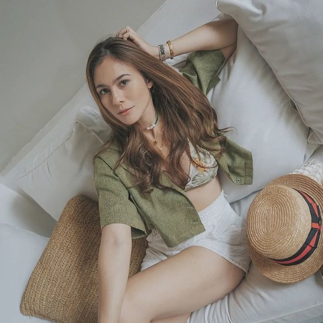 Hot Mama Wulan Guritno's Beautiful Portrait Wearing a Bikini Top as OOTD, Flooded with Praise for Her Beauty