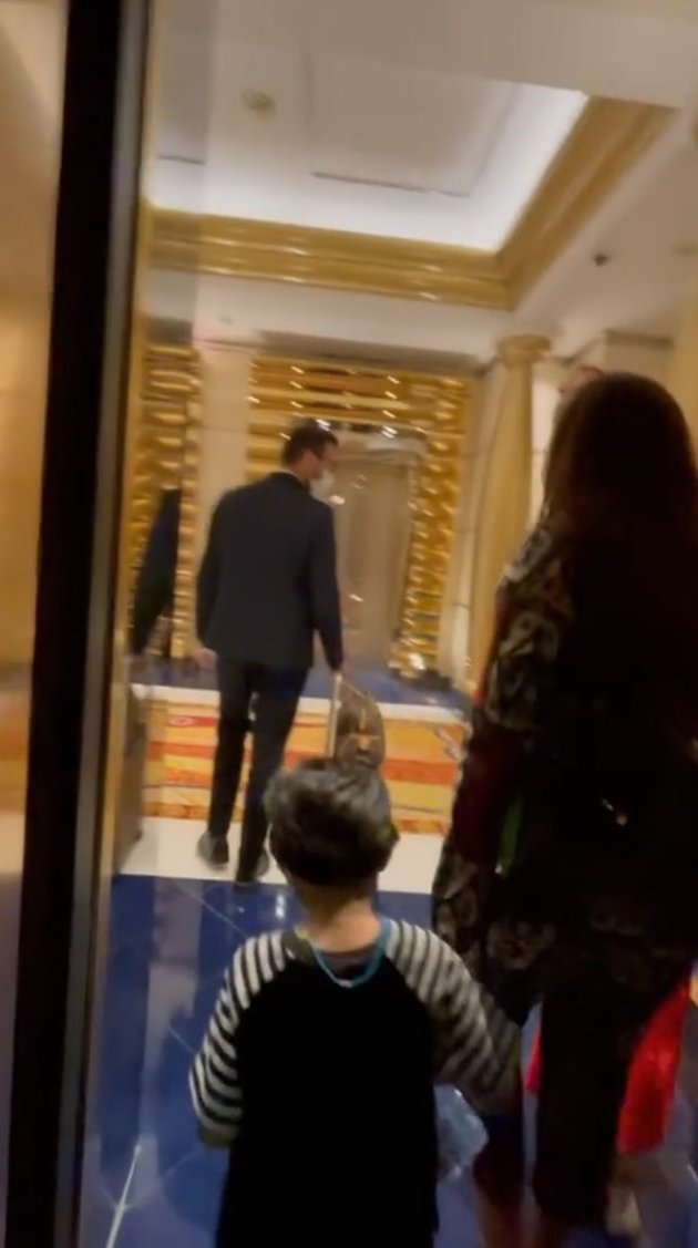 Ini adalah momen saat Anang dan keluarga diantar menuju kamar hotel. Dari sini sudah kelihatan emas-emasnya.