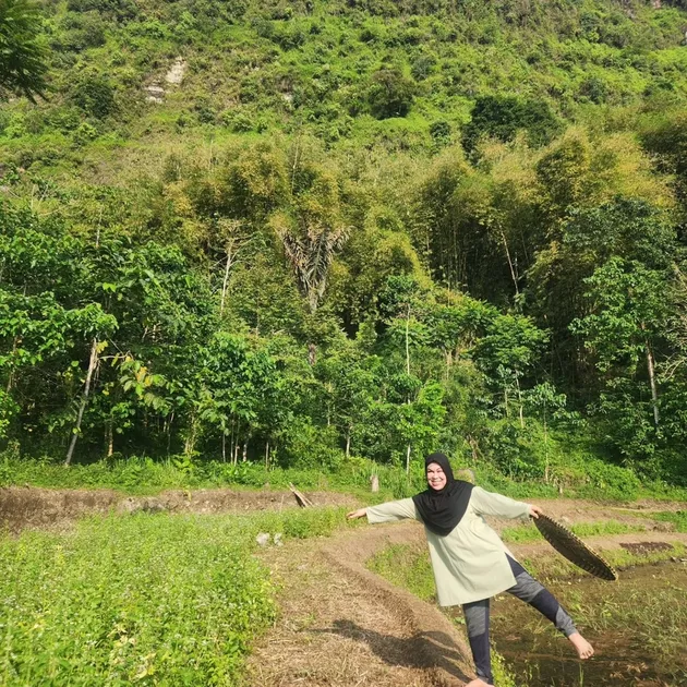 Ibu Lesti foto di sawah dan kebun