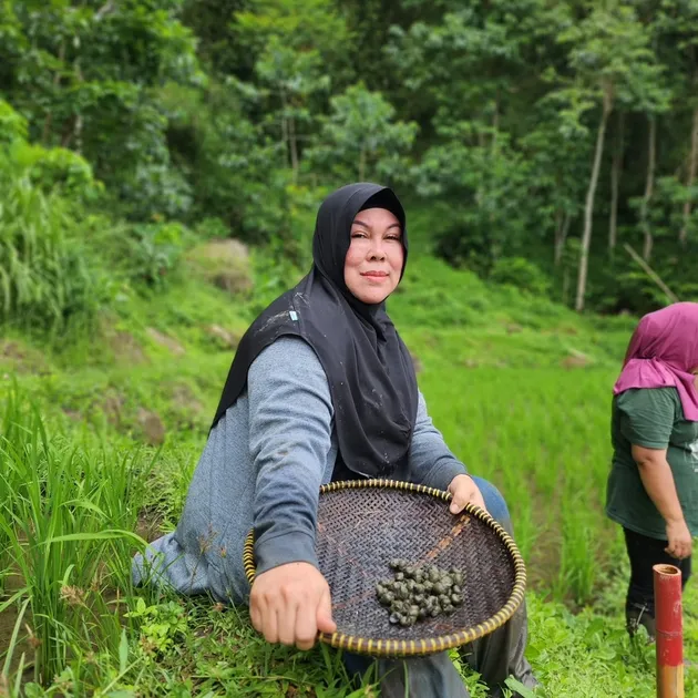 Ibu Lesti bertani